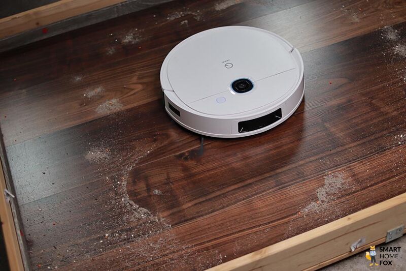 Yeedi Vac 2 Pro beim Sand-Saugtest auf dem Laminat